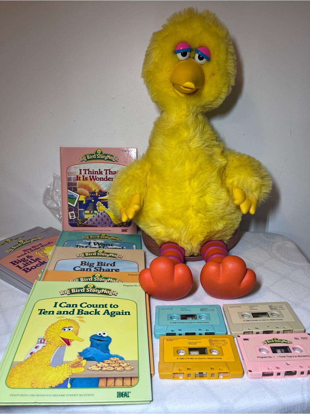 Vintage 1986 SESAME STREET BIG BIRD
Story Magic Talking Plush Cassette Player